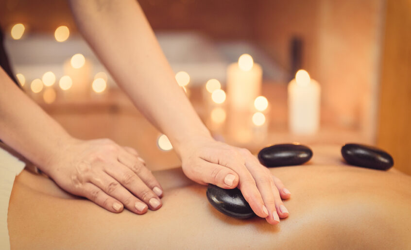 Les bienfaits du massage aux pierres chaudes